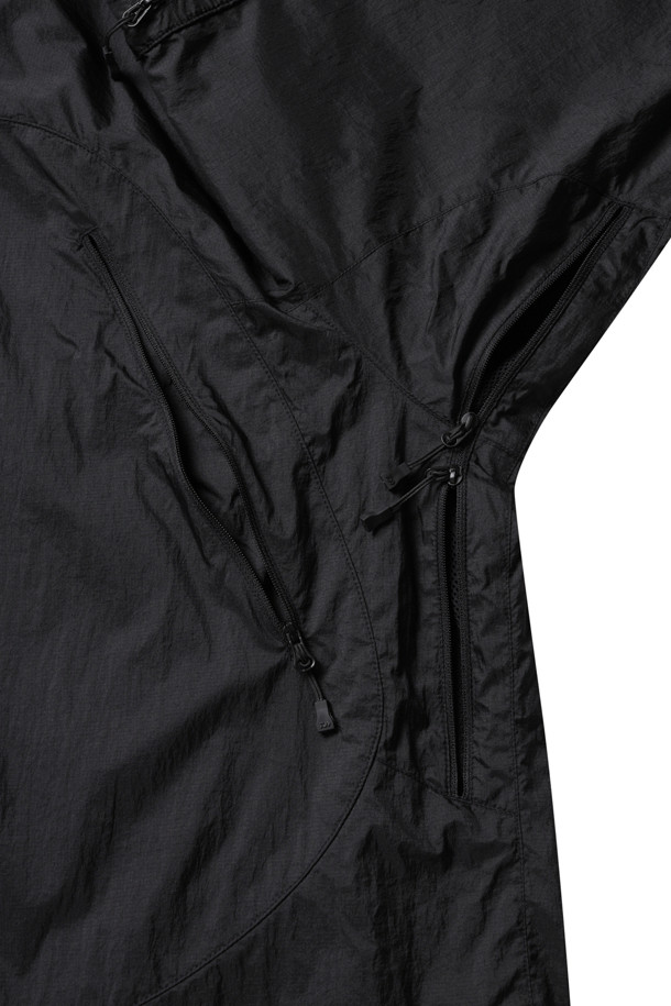 TECH 윈드 쉘 재킷 - 블랙은 일상과 스포츠 활동 모두에 적합한 공용 윈드브레이커입니다. 봄, 여름 시즌에 착용하기 좋으며, 미니멀하고 스포티한 스타일을 연출합니다. 가볍고 부드러운 나일론과 폴리우레탄 소재로 제작되어 편안한 착용감을 제공하며, 얇은 두께감으로 간절기에 활용하기 좋습니다. 후드 수납, 발수 기능, 통기성을 갖춰 활동성을 높였으며, 산책, 러닝, 여행 시에도 유용하게 활용할 수 있습니다. 블랙 컬러의 무지 디자인에 레귤러핏과 집업 스타일로, 다양한 룩에 매치하기 용이합니다.
