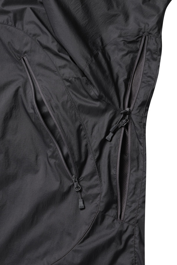 TECH WIND SHELL 재킷 - 차콜은 아웃도어 활동과 일상생활 모두에 적합한 윈드쉘 재킷입니다. 봄, 가을에 착용하기 좋으며, 스포티하고 캐주얼한 스타일을 연출할 수 있습니다. 차콜 컬러의 무지 디자인으로 어떤 옷에도 잘 어울립니다. 레귤러 핏으로 제작되었으며, 후드 수납이 가능하고 발수, 통기, 스트레치 기능이 있어 활동성을 높여줍니다. 나일론과 폴리우레탄 혼방 소재로 제작되어 부드러운 촉감과 얇은 두께감을 자랑합니다.
