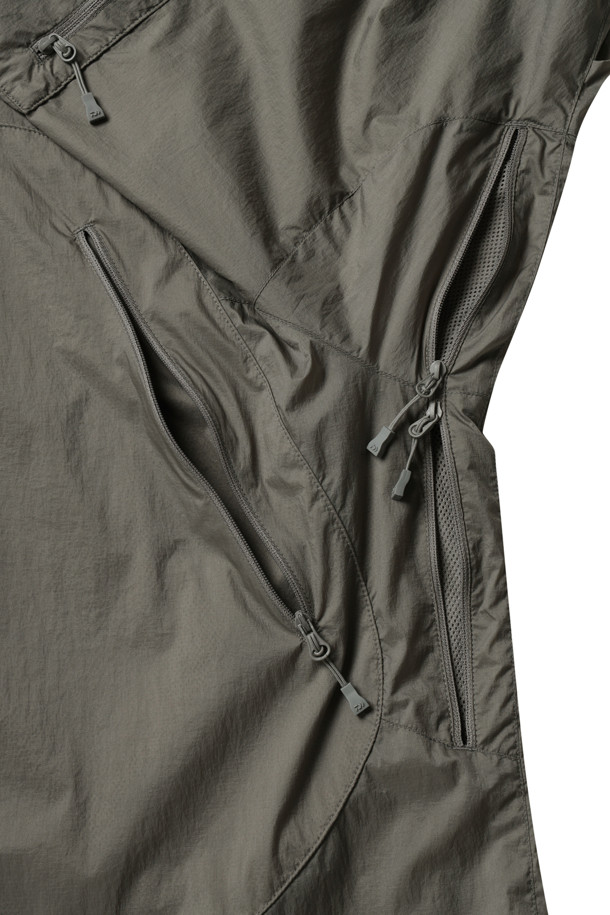 TECH WIND SHELL 재킷 - 울프그레이는 남성용 아우터 자켓입니다. 봄, 가을에 적합하며, 일상 및 아웃도어 활동에 모두 활용할 수 있습니다. 무지 패턴의 레귤러 핏 윈드브레이커 스타일로, 집업 방식으로 편안하게 착용 가능합니다. 나일론과 폴리우레탄 소재로 제작되어 얇지만, 발수, 방수, 통기 기능을 갖추어 활동성을 높였습니다. 후드 수납이 가능하며, 캐주얼, 스포티, 미니멀 스타일을 연출할 수 있어 동네 마실룩, 산책룩, 여행룩에 안성맞춤입니다.
