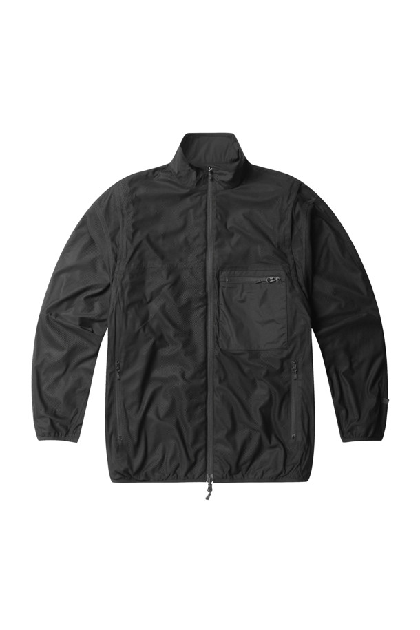 TECH 리버시블 필드 재킷 - 블랙은 캐주얼, 스포티, 미니멀 스타일을 추구하는 남녀 모두를 위한 아우터입니다. 봄, 가을에 적합하며, 일상생활에서 편안하게 착용할 수 있습니다. 앞면은 마이크로 립스톱 소재, 뒷면은 메시 소재로 제작되어, 탈부착 가능한 소매와 스탠드업 칼라가 특징입니다. 레귤러 핏의 집업 스타일로, 동네 마실룩, 산책룩, 여행룩 등 다양한 TPO에 활용하기 좋습니다. 무지 디자인의 블랙 컬러로 어떤 옷에도 쉽게 매치할 수 있습니다.
