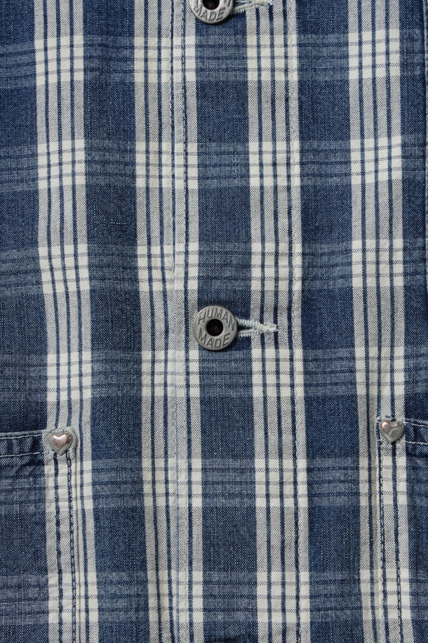 WORK 재킷 - 인디고 워크 재킷은 남성용으로, 봄, 가을에 입기 좋은 데님 소재의 아우터입니다. 캐주얼, 워크웨어, 미니멀 스타일을 아우르는 디자인으로, 체크 패턴과 레귤러핏이 특징입니다. 크롭 기장에 긴 소매, 버튼 여밈 방식이며, 체인 스티치 백 로고와 버튼 각인 디테일이 돋보입니다. 동네 마실룩, 가을 나들이룩에 적합한 워크웨어 스타일의 재킷입니다.
