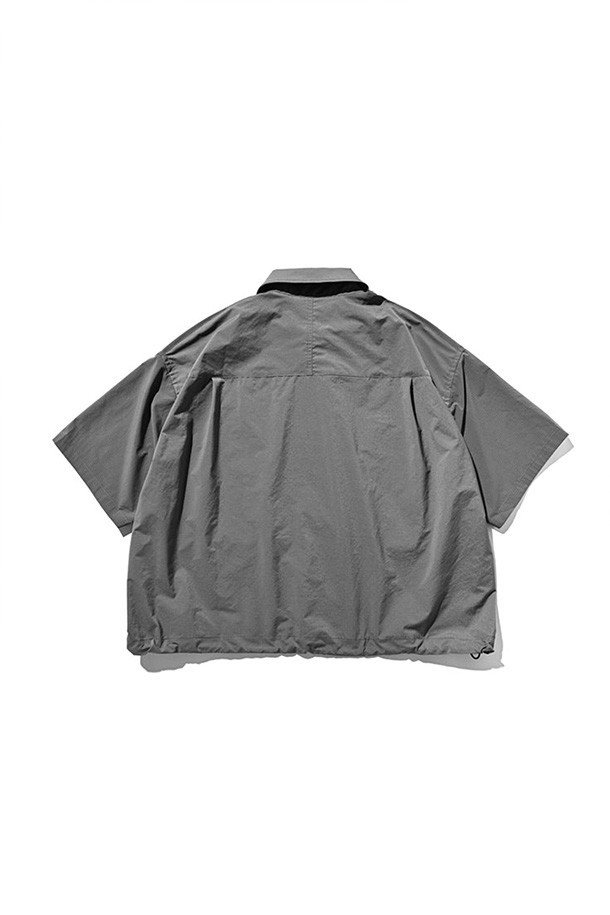 (CLESSTE) GRAPH CHECK WADING S/S 셔츠 재킷은 차콜과 블랙 컬러의 체크 패턴이 돋보이는 남성용 셔츠 자켓입니다. 봄, 여름 시즌에 적합하며, 캐주얼, 스포티한 스타일을 연출합니다. 루즈핏의 레귤러 기장으로 편안하게 착용 가능하며, 스탠드업 칼라와 가슴 플랩 포켓, 드로우스트링으로 실루엣 조절이 용이합니다. 여행룩이나 휴가룩에 활용하기 좋으며, 미니멀한 스타일 연출에도 적합합니다. 반소매 디자인으로 활동성을 높인 얇은 두께의 셔츠형 아우터입니다.
