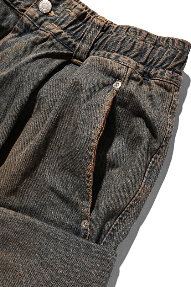 (CLESSTE) 빈티지 데님 셀비지 시티 밀리터리 하프 팬츠 - 빈티지 브라운은 남성용 데님 반바지입니다. 봄, 여름 시즌에 어울리는 레귤러핏 반바지로, 밀리터리 스타일과 빈티지한 무드를 동시에 느낄 수 있습니다. 뻣뻣한 질감의 데님 소재와 셀비지 디테일, 빈티지 워싱 처리로 독특한 멋을 더했습니다. 여행룩, 휴가룩, 캠핑룩 등 다양한 TPO에 캐주얼, 클래식, 워크웨어 스타일로 활용하기 좋습니다.
