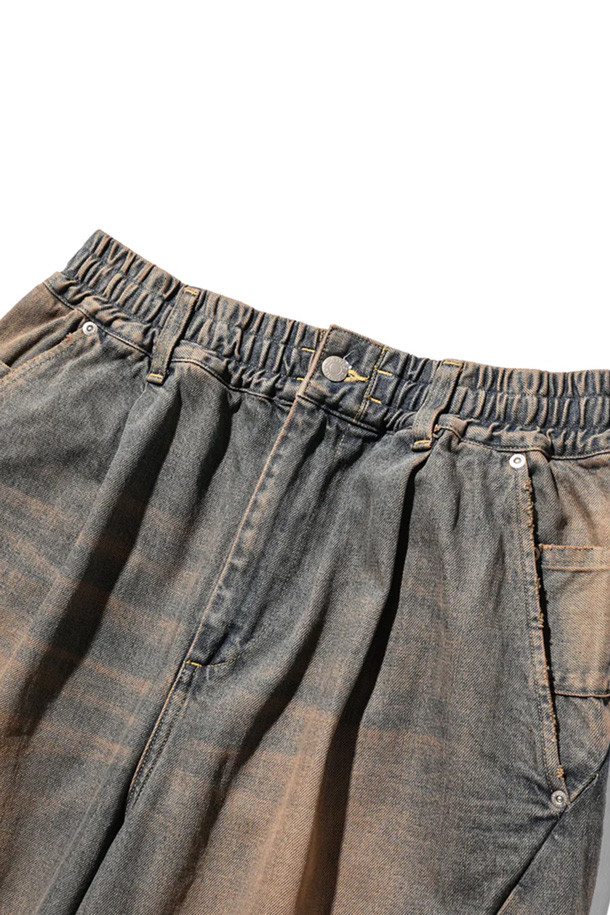 (CLESSTE) 빈티지 브라운 컬러의 셀비지 데님 팬츠입니다. 남성용으로, 빈티지 무드와 캐주얼 스타일을 연출하기 좋습니다. 두꺼운 데님 소재에 뻣뻣한 촉감, 루즈핏과 와이드 핏으로 편안함을 더했습니다. 사계절 착용 가능하며, 빈티지 워싱과 트위스트 디자인이 특징입니다. 일상복으로 개성 있는 스타일을 완성해보세요.
