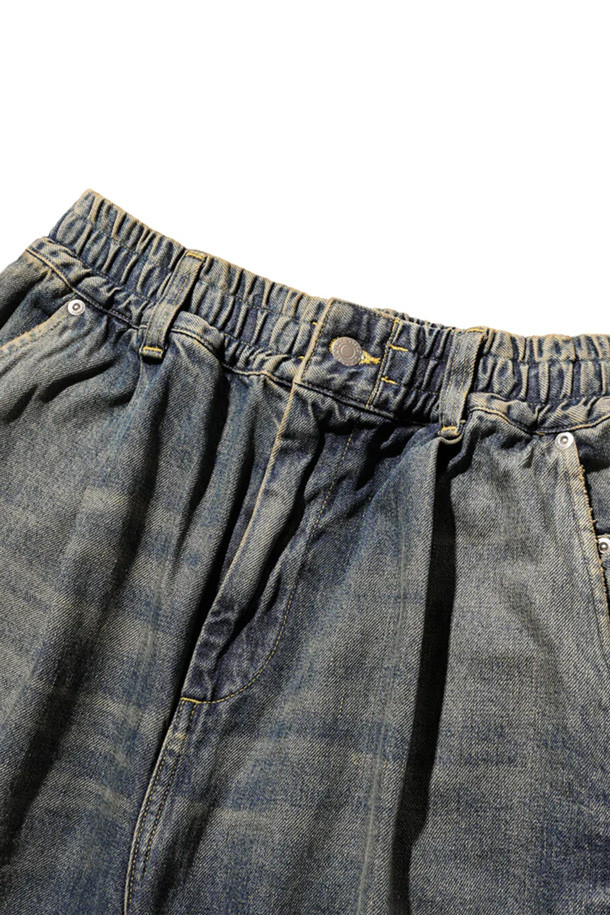 (CLESSTE) 빈티지 데님 셀비지 매시브 트위스트 팬츠 - 빈티지 인디고는 남성용 데님 팬츠입니다. 빈티지 인디고 컬러의 무지 디자인으로, 봄, 가을에 어울리는 두꺼운 두께감의 와이드 핏 긴바지입니다. 셀비지 디테일과 빈티지 워싱으로 빈티지 및 캐주얼 스타일을 연출하며, 루즈핏으로 편안한 착용감을 선사합니다. 데이트룩과 캠핑룩, 캐주얼 및 미니멀 스타일 연출에 적합합니다.
