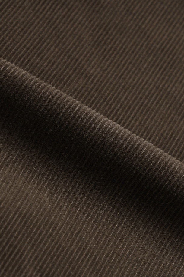 (NANAMICA) 코듀로이 도크 팬츠 - 브라운은 캐주얼, 클래식, 미니멀 스타일을 모두 아우르는 남성용 코듀로이 팬츠입니다. 가을, 겨울 시즌에 적합하며, 데일리룩과 모임룩으로 활용하기 좋습니다. 부드러운 촉감의 코듀로이, 면, 폴리에스테르 혼방 소재로 제작되어 편안한 착용감을 선사합니다. 레귤러핏에 긴 기장으로, 드로스트링 밴딩과 지퍼 여밈 디테일을 갖춘 무지 디자인의 두꺼운 바지입니다. 브라운 컬러로 다양한 상의와 매치하여 스타일리시한 연출이 가능합니다.
