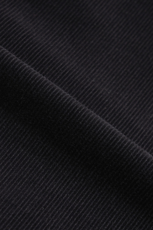 (NANAMICA) 코듀로이 도크 팬츠 - 네이비는 가을, 겨울 시즌에 어울리는 남녀 공용 코듀로이 팬츠입니다. 릴렉스 핏과 와이드한 바지 핏으로 캐주얼하고 편안한 스타일을 연출합니다. 면, 폴리에스테르, 코듀로이 혼방 소재로 제작되어 두께감이 있으며, 드로스트링과 지퍼 여밈 방식으로 편의성을 높였습니다. 무지 디자인의 네이비 컬러로, 미니멀하고 클래식한 룩을 완성할 수 있습니다. 일상생활에서 폭넓게 활용하기 좋은 아이템입니다.
