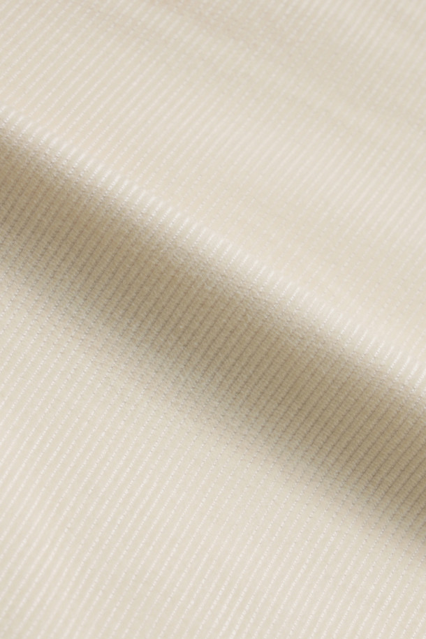 (NANAMICA) 코듀로이 도크 팬츠 - 오프 화이트는 캐주얼, 미니멀, 클래식 스타일을 아우르는 남성용 코듀로이 팬츠입니다. 가을, 겨울 시즌에 적합하며, 두꺼운 두께감의 면, 폴리에스테르, 코듀로이 혼방 소재로 제작되었습니다. 레귤러핏 디자인에 무지 패턴, 지퍼 여밈과 드로스트링 밴딩 디테일이 특징입니다. 출근룩과 모임룩 등 다양한 TPO에 활용할 수 있으며, 오프 화이트 컬러가 부드러운 인상을 줍니다.
