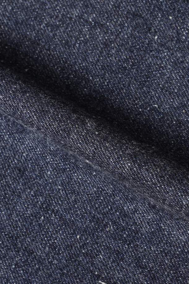 (NANAMICA) 셀비지 데님 팬츠 - 인디고는 남성용 데님 팬츠로, 캐주얼과 클래식 스타일을 모두 아우르는 디자인입니다. 사계절 착용 가능하며, 일상과 출근룩, 모임룩 등 다양한 TPO에 활용할 수 있습니다. 뻣뻣한 촉감의 두꺼운 셀비지 데님 소재에 은은한 광택이 감돌며, 입체감 있는 질감을 더해 빈티지한 멋을 살렸습니다. 레귤러핏 스트레이트 실루엣으로, 거셋 크로치와 지퍼 플라이 디테일이 돋보이며, 원워시 마감으로 세련된 룩을 연출합니다.
