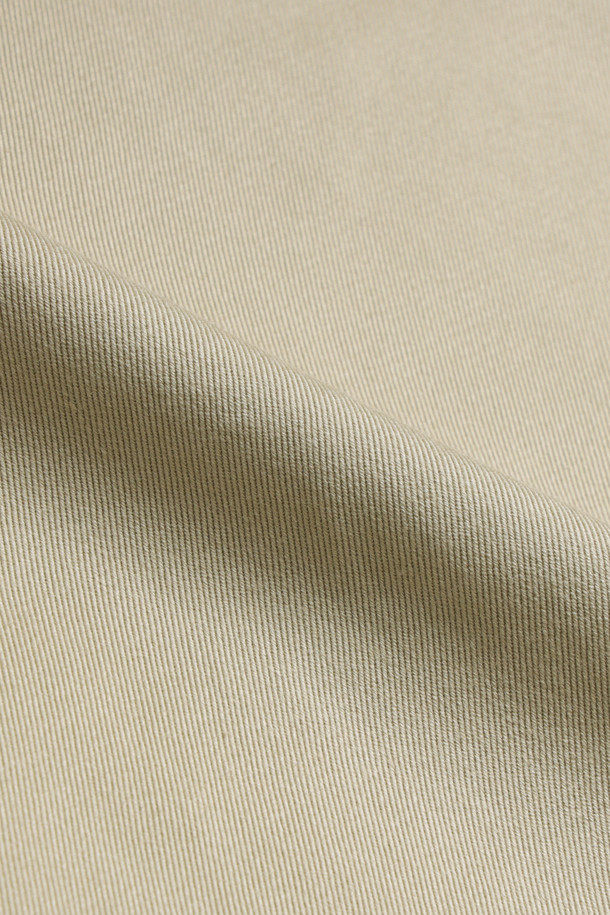 (NANAMICA) 와이드 치노 팬츠 - 카키는 남성용 치노 팬츠로, 클래식하고 베이직한 스타일을 연출합니다. 봄, 여름, 가을에 적합하며, 넉넉한 루즈핏 와이드 실루엣의 긴 기장으로 편안함을 선사합니다. 폴리에스테르와 면 혼방 소재로 제작되어 보통 두께감과 촉감을 제공하며, 무지 디자인에 지퍼 여밈과 숨은 스냅 후포켓, 그리고 거셋 크로치 디테일이 돋보입니다. 출근룩과 비즈니스 캐주얼, 그리고 미니멀하고 캐주얼한 스타일을 즐기는 분들에게 추천합니다.
