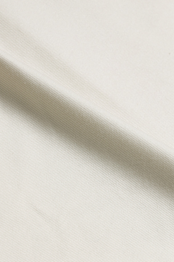 (NANAMICA) 와이드 치노 팬츠 - 드라이 샌드는 40년대 미군 치노 디자인을 기반으로 제작된 남성용 치노 팬츠입니다. 드라이 샌드 컬러의 무지 디자인으로, 봄, 여름, 가을 계절에 활용하기 좋습니다. 폴리에스테르와 면 혼방 소재로 제작되어 루즈핏의 편안한 착용감을 선사하며, 중간 두께감으로 다양한 상의와 매치하기 용이합니다. 지퍼 여밈, 숨은 스냅 후포켓, 거셋 크로치 디테일이 특징이며, 출근룩과 비즈니스 캐주얼, 클래식, 미니멀, 워크웨어 스타일을 연출하기 좋습니다.
