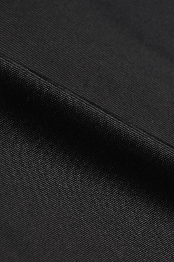 (NANAMICA) 와이드 치노 팬츠 - 블랙은 40년대 미군 치노 디자인을 기반으로 제작된 남성용 치노 팬츠입니다. 폴리에스터와 코튼 혼방 소재로 제작되어 봄, 가을에 착용하기 좋으며, 루즈핏의 와이드 실루엣이 특징입니다. 블랙 컬러의 무지 디자인으로, 클래식하고 베이직한 스타일을 연출합니다. 지퍼 여밈, 숨은 스냅 후포켓, 거셋 크로치 디테일이 돋보이며, 출근룩, 비즈니스 캐주얼, 모임룩 등 다양한 TPO에 활용 가능합니다. 미니멀, 워크웨어 스타일을 선호하는 분들께 추천합니다.
