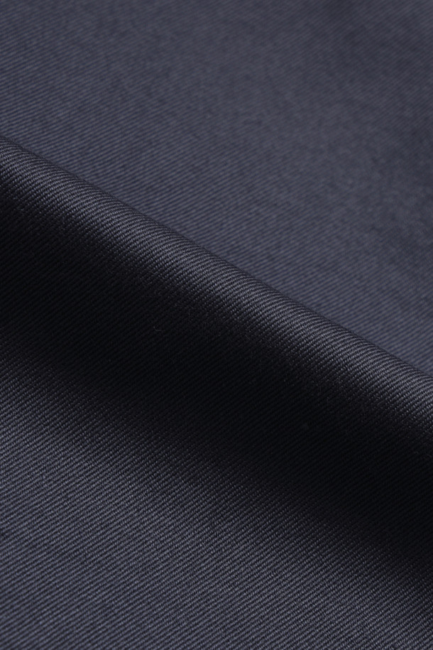 (NANAMICA) 와이드 치노 팬츠 - 네이비는 클래식하고 베이직한 스타일을 추구하는 남성 고객을 위한 제품입니다. 폴리에스테르와 면 혼방 소재로 제작되어 사계절 내내 착용 가능하며, 와이드 핏으로 편안한 착용감을 제공합니다. 출근룩, 비즈니스 캐주얼, 모임룩 등 다양한 TPO에 활용할 수 있으며, 미니멀하고 캐주얼한 스타일을 연출하기 좋습니다. 지퍼 여밈과 숨은 스냅 후포켓, 거셋 크로치 디테일이 특징입니다.
