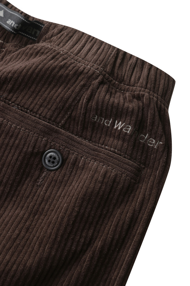 (앤드 와이너) 코듀로이 팬츠 - 다크브라운은 일상과 아웃도어 활동 모두에 적합한 남성용 바지입니다. 가을과 겨울에 따뜻하게 입을 수 있도록 두꺼운 코듀로이 소재로 제작되었으며, 톤 다운된 다크브라운 컬러가 세련된 분위기를 연출합니다. 와이드 핏과 루즈핏으로 편안한 착용감을 제공하며, 고밀도 원단과 발수 기능을 갖추어 실용성을 높였습니다. 캠핑룩, 캐주얼, 클래식, 미니멀 스타일 모두 소화 가능한 활용도 높은 아이템으로, 입체적인 실루엣이 돋보입니다.
