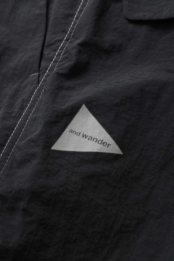 앤드 와이어(AND WANDER) NY 타프타 하이커 2웨이 팬츠 - 블랙은 아웃도어 활동에 최적화된 하이킹 팬츠입니다. 발수 기능과 자외선 차단 기능이 있어 쾌적한 착용감을 제공하며, 지퍼를 활용하여 투웨이 스타일로 연출할 수 있습니다. 봄, 여름, 가을에 착용하기 좋은 얇은 두께의 레귤러핏 팬츠로, 스포티하고 미니멀한 스타일을 연출하기 좋습니다. 경량 나일론 타프타 소재로 제작되었으며, 허리 밴딩은 없습니다. 등산, 캠핑, 여행 등 다양한 TPO에 활용 가능합니다.
