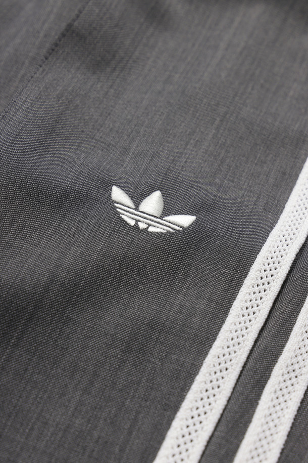 아디다스 X 웨일스 보너 울 팬츠 - 다크 그레이 헤더는 일상, 출근룩, 비즈니스 캐주얼, 모임룩 등 다양한 TPO에 활용하기 좋은 남성용 울 팬츠입니다. 부드러운 촉감의 울 소재로 제작되어 가을, 겨울 시즌에 따뜻하고 편안하게 착용할 수 있습니다. 미니멀한 스타일과 스트레이트 핏 디자인으로 클래식, 미니멀, 시크한 스타일을 연출하기 용이합니다. 다크 그레이 컬러의 무지 디자인과 밴딩 허리 디테일이 특징이며, 두꺼운 두께감으로 보온성을 더했습니다. 아디다스와 웨일스 보너의 콜라보레이션으로 탄생한 특별한 아이템입니다.
