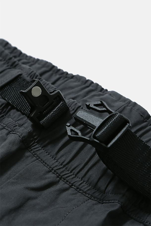 SIMO LINED PANTS - 차콜은 스위스 군 저격수 군복을 기반으로 제작된 남성용 라인드 팬츠입니다. 겨울철 일상과 밀리터리 스타일을 모두 만족시키는 이 바지는 두꺼운 두께감과 발열 안감으로 뛰어난 보온성을 제공합니다. 루즈핏으로 편안한 착용감을 선사하며, 허리 벨트, 밑단 스트링 조절 기능으로 사이즈를 맞춤 조절할 수 있습니다. 플랩 포켓과 스냅 여밈 디테일이 특징이며, 워크웨어, 캐주얼, 미니멀 스타일 모두 소화 가능한 활용도 높은 아이템입니다. 차콜 색상의 무지 패턴으로 어떤 상의와도 쉽게 매치하여 겨울 데일리룩, 캠핑룩을 연출할 수 있습니다.
