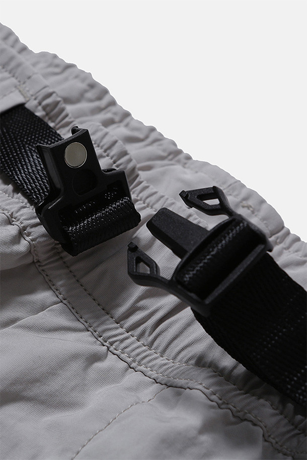 SIMO LINED PANTS - OYSTER (시모 라인드 팬츠 - 오이스터)는 남성용 바지로, 스위스 군 저격수 군복을 베이스로 제작되어 밀리터리 스타일을 연출합니다. 두꺼운 두께감과 발열 안감으로 겨울철에도 따뜻하게 착용 가능하며, 루즈핏으로 편안한 착용감을 제공합니다. 허리 벨트, 밑단 스트링, 내장형 이밴드, 패치 포켓 등 다양한 디테일이 돋보이며, 일상, 여행, 산책 등 다양한 TPO에 활용 가능합니다. 나일론과 면 혼방 소재에 무지 패턴으로 워크웨어, 미니멀, 클래식 스타일을 모두 소화합니다.
