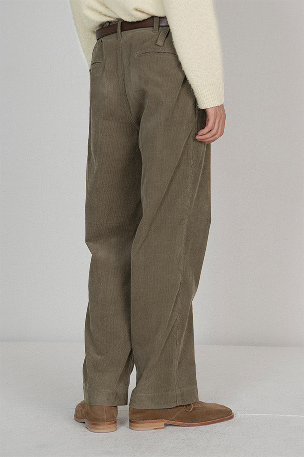 모카 색상의 WASHED 코듀로이 팬츠입니다. 14웨일 코듀로이 소재와 CARDED YARN COTTON 100%로 제작되어 가을, 겨울철 넉넉한 두께감으로 따뜻하게 착용할 수 있습니다. 클래식, 빈티지 스타일을 기반으로 한 레귤러핏의 긴바지로, 데일리룩, 데이트룩 등 다양한 TPO에 활용하기 좋습니다. 허리 사이드 어드저스터, 사선 포켓, 웰트 포켓 디자인으로 실용성을 더했습니다. 무지 패턴으로 미니멀, 캐주얼 스타일을 연출하기에 용이합니다.
