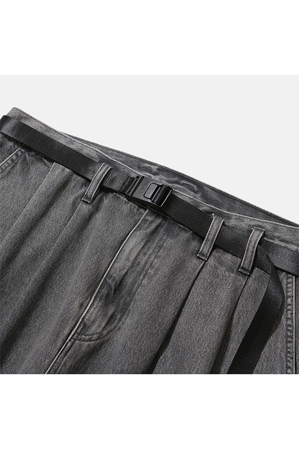 블리치드 블랙 컬러의 와이드 벨티드 데님 팬츠입니다. 캐주얼, 미니멀, 시티보이 스타일을 즐기는 분들께 추천합니다. 11온스 면 소재로 제작되어 편안한 착용감을 선사하며, 넉넉한 와이드핏으로 활동성을 높였습니다. 허리 턱 및 다트 디테일이 돋보이며, 자석 버클과 스냅 버튼 뒷주머니, 지퍼 플라이 등의 특징을 갖추었습니다. 데일리룩, 동네 마실룩, 쇼핑룩 등 다양한 TPO에 활용하기 좋습니다.
