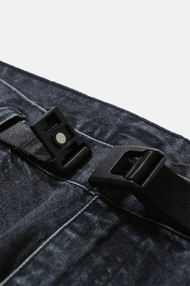 "와이드 벨티드 6P 데님 팬츠 - 스모키 인디고"는 클래식한 무드의 데님 팬츠입니다. 11.75온즈 면 소재로 제작되어 사계절 내내 착용 가능하며, 와이드핏으로 편안한 착용감을 선사합니다. 벨트 탈부착이 가능하며, 자석 버클, 지퍼 플라이 디테일로 완성도를 높였습니다. 스냅 여밈 웰트 포켓과 후면 패치 포켓을 더해 실용성을 더했습니다. 출근룩, 모임룩, 캐주얼, 미니멀 등 다양한 스타일 연출에 활용할 수 있습니다.
