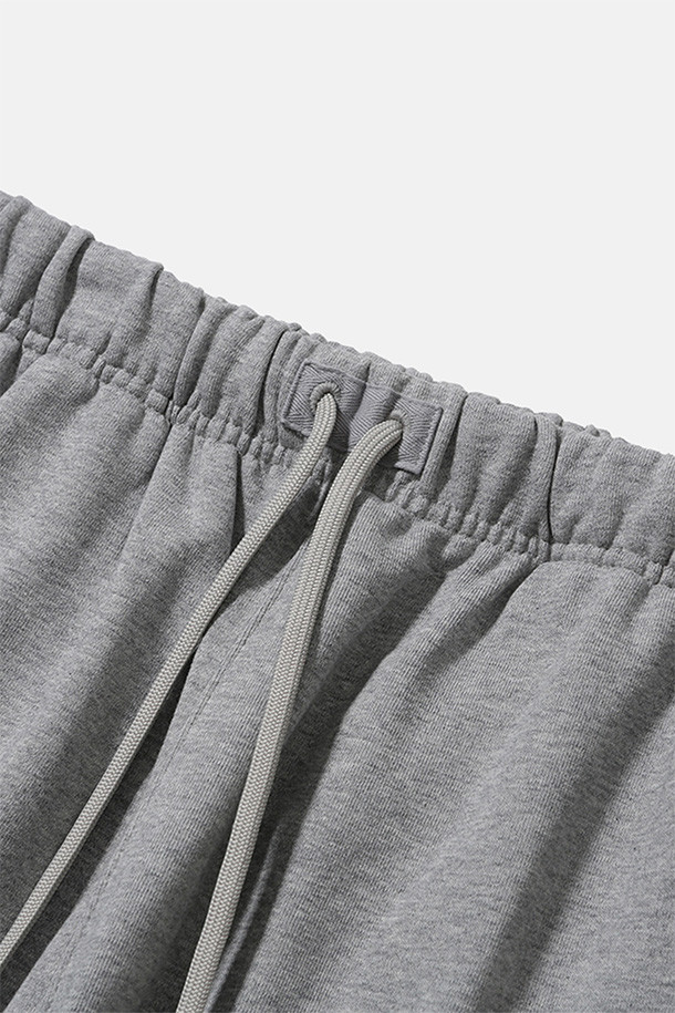 남성용 'BAGGY SWEAT PANTS (배기 스웻 팬츠) - 헤더 그레이'입니다. 부드러운 면과 폴리에스테르 혼방 소재로 제작되어 편안한 착용감을 선사하며, 봄, 가을, 겨울 모두 활용 가능합니다. 넉넉한 배기핏과 루즈핏으로 편안함을 강조하고, 두꺼운 두께감으로 보온성을 더했습니다. 허리 부분에는 내장형 밴딩과 스트링이 있어 조절이 용이하며, 사이드 및 후면 포켓으로 실용성을 높였습니다. 캐주얼, 스포티, 미니멀 스타일을 소화하며 집콕룩, 산책룩, 캠핑룩 등 다양한 TPO에 활용하기 좋습니다.
