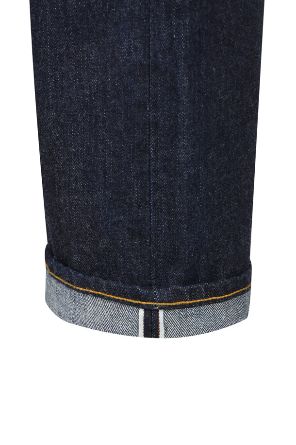 빈티지 5포켓 이스트-웨스트 셀비지 데님 팬츠 - 이스트/웨스트 린스는 남성용으로 제작된 레귤러핏 데님 팬츠입니다. 네이비 컬러의 무지 데님 소재로, 사계절 내내 착용하기 좋습니다. 뻣뻣한 촉감과 두꺼운 두께감으로 빈티지하고 클래식한 스타일을 연출합니다. 셀비지 디테일과 5포켓 디자인이 특징이며, 미니멀, 워크웨어 스타일을 선호하는 분들께 추천합니다.
