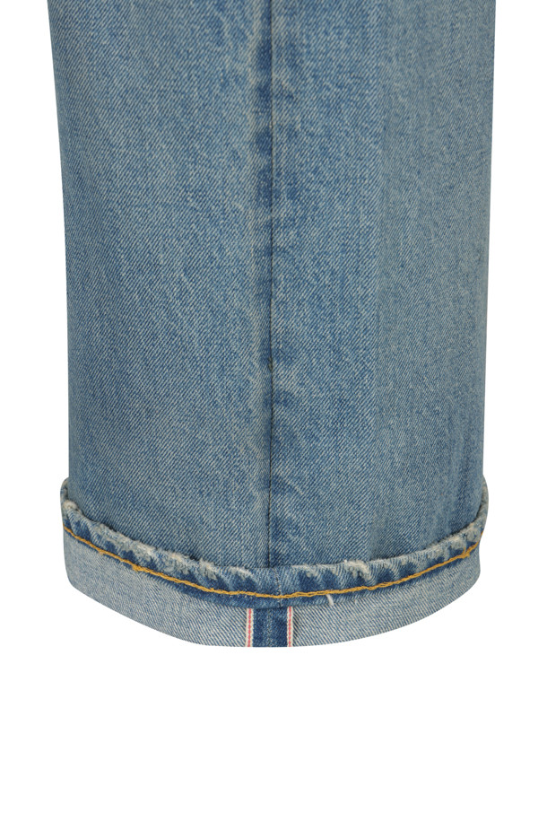 빈티지 5 포켓 미들랜즈 셀비지 진 - 미들랜즈 워시는 남성용 데님 팬츠로, 캐주얼하고 클래식한 스타일을 연출합니다. 미드블루 컬러의 무지 디자인이며, 사계절 착용 가능합니다. 뻣뻣한 촉감의 스트레이트핏으로, 5 포켓 디자인과 셀비지 데님, 체인 스티치 허리밴드가 특징입니다. RRL 자수와 뒷면 스웨이드 로고 라벨, 그리고 미국에서 제작되었다는 점이 돋보입니다.
