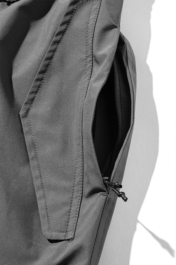 (CLESSTE) 고어텍스 랩스 시티 오버 트라우저 - 그래파이트 그레이는 남녀 공용으로, 일상 및 아웃도어 활동에 적합한 사계절용 오버팬츠입니다. 밀리터리 및 스포티 스타일을 결합하여 캐주얼, 고프코어, 스포티 룩 연출에 용이하며, 여행, 캠핑, 등산 시에도 활용하기 좋습니다. 넉넉한 루즈핏에 긴 기장으로 편안함을 제공하며, 방풍, 투습, 발수 기능으로 쾌적한 착용감을 선사합니다. 허리 고무밴드, 드로코드, 밑단 조절 장치, 립스탑 소재를 적용하여 실용성을 높였습니다.
