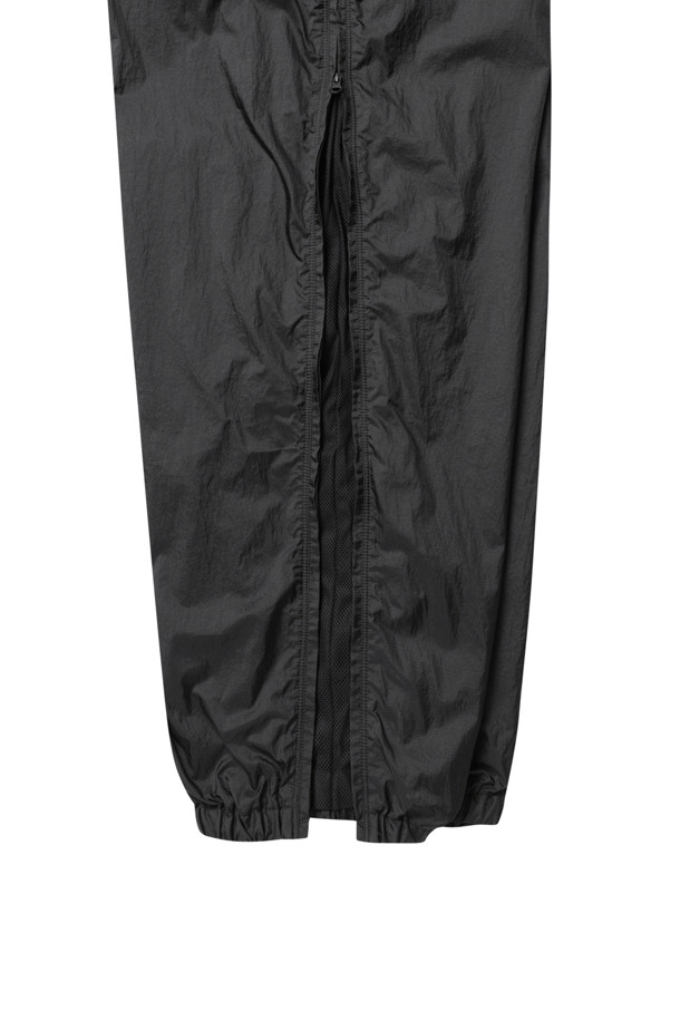 "TECH 윈드쉘 팬츠"는 아웃도어 활동과 일상생활 모두에 적합한 유니섹스 스타일의 긴 바지입니다. 방수, 발수, 통기성이 뛰어난 나일론과 폴리우레탄 혼방 소재로 제작되어 봄, 가을 간절기에 적합합니다. 레귤러핏으로 편안한 착용감을 제공하며, 무지 디자인에 블랙 컬러로 어떤 스타일에도 쉽게 매치할 수 있습니다. 2.5겹 라미네이팅 처리와 측면 지퍼 디테일, 스트레치 소재로 활동성을 높였습니다. 등산룩, 여행룩, 가을 나들이룩을 포함한 다양한 TPO에 스포티, 캐주얼, 미니멀 스타일을 연출할 수 있습니다.
