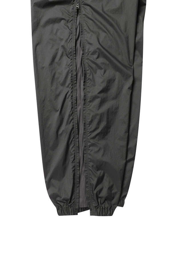 TECH 윈드쉘 팬츠 - 차콜은 아웃도어 활동과 일상생활 모두에 적합한 남성용 테크 윈드쉘 팬츠입니다. 봄, 여름, 가을 계절에 착용하기 좋으며, 스포티하고 캐주얼한 스타일을 연출합니다. 얇은 두께의 레귤러핏 크롭 기장으로 제작되었으며, 발수 및 통기성 기능을 갖춰 활동성을 높였습니다. 나일론과 폴리우레탄 소재에 2.5겹 라미네이팅 처리하여 내구성을 강화했으며, 밴딩 처리와 측면 지퍼 디테일, 스트레치 소재로 편안한 착용감을 제공합니다. 등산룩, 여행룩, 산책룩 등 다양한 TPO에 활용할 수 있습니다.
