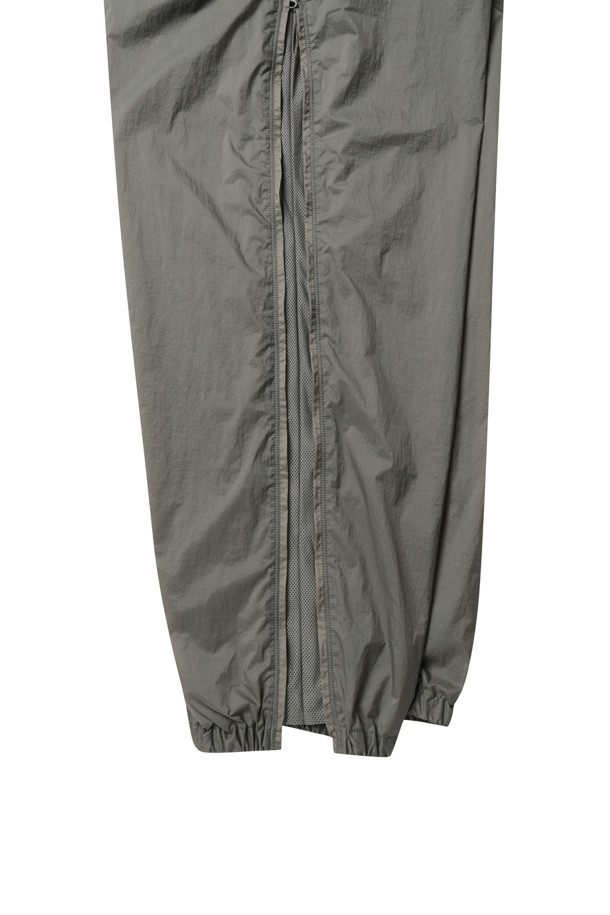 TECH 윈드쉘 팬츠 - 울프그레이는 남성용으로, 아웃도어 활동과 일상에서 모두 활용 가능한 테크 윈드쉘 팬츠입니다. 봄, 가을 계절에 적합하며, 스포티하고 캐주얼한 스타일을 연출합니다. 얇은 두께의 레귤러핏 긴바지로, 2.5겹 라미네이팅 처리와 스트레치 소재로 제작되어 활동성을 높였습니다. 방수 및 통기성이 뛰어나며, 측면 지퍼 디테일이 돋보입니다. 등산룩, 여행룩, 가을 나들이룩에 적합하며, 스포티, 캐주얼, 미니멀 스타일을 선호하는 분들께 추천합니다.
