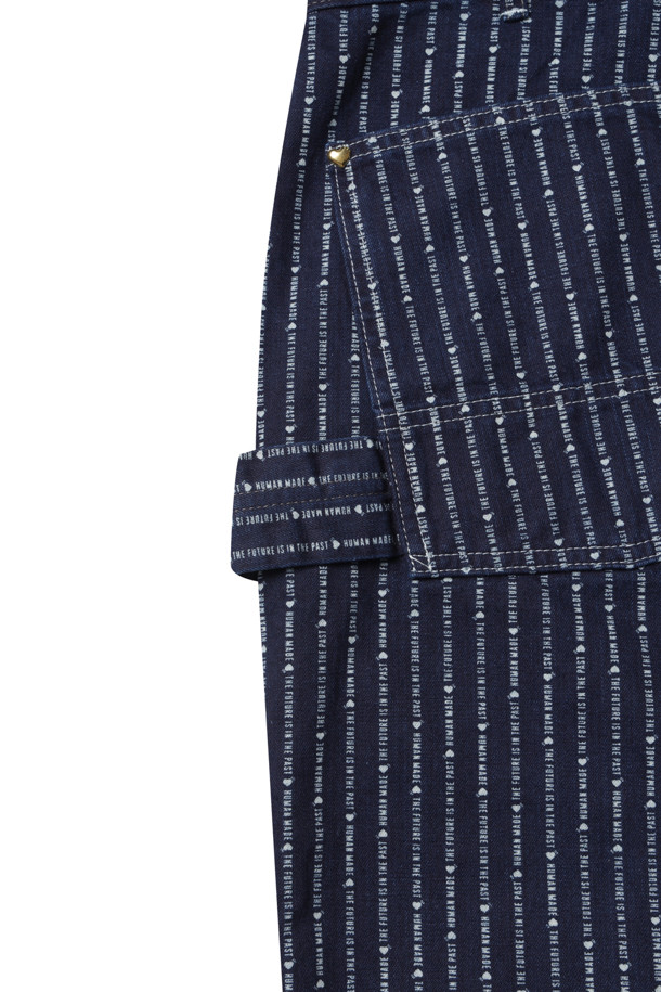 **WABASH WORK PANTS - 인디고**

이번 시즌, 워크웨어와 캐주얼 스타일을 모두 만족시키는 와바시 워크 팬츠를 만나보세요. 남성용으로 출시된 이 바지는 인디고 컬러의 데님 소재에 탈염 프린트 로고 스트라이프 패턴을 더해 빈티지한 멋을 살렸습니다. 봄, 가을 계절에 어울리며, 레귤러 핏으로 편안한 착용감을 제공합니다. 하트 리벳, 황동 버튼 디테일이 돋보이며, 커버올 재킷과 함께 셋업으로 연출하여 더욱 완성도 높은 스타일을 완성할 수 있습니다. 동네 마실룩이나 가을 나들이룩에 훌륭한 선택이 될 것입니다.
