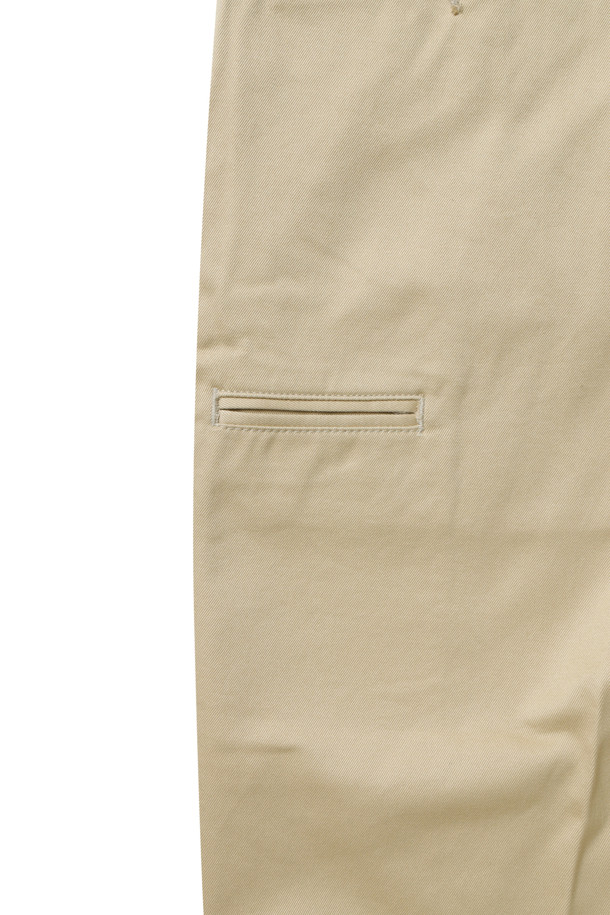 베이직한 스타일의 남성용 치노 팬츠입니다. 면 소재로 제작되어 봄, 여름, 가을 계절에 편안하게 착용할 수 있습니다. 레귤러핏에 무지 디자인으로 캐주얼하고 미니멀한 스타일을 연출하기 좋습니다. 데이트룩, 카페룩 등에 어울리며, 하트 스티치 디테일과 사이드 포켓이 특징입니다.
