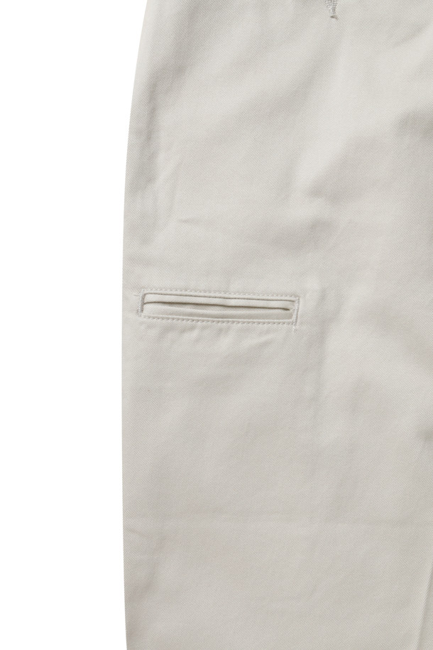 화이트 컬러의 치노 팬츠입니다. 남성용으로, 봄, 여름 시즌에 착용하기 좋은 긴 기장의 바지입니다. 베이직하고 캐주얼한 스타일로, 다양한 상의와 매치하기 용이합니다. 레귤러 핏으로 편안한 착용감을 제공하며, 하트 스티치 디테일과 사이드 포켓 디자인이 특징입니다. 미니멀하고 클래식한 무드를 연출하며, 일상생활에서 활용하기 좋습니다.
