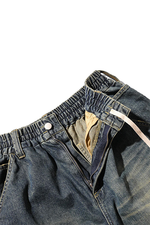 (CLESSTE) 빈티지 데님 워커 하프 팬츠 - 빈티지 인디고는 워크웨어와 캐주얼 스타일을 모두 아우르는 남성용 하프 팬츠입니다. 사계절 모두 착용 가능하며, 여행룩과 캠핑룩에 잘 어울립니다. 10.5oz의 데님 소재로 제작되었으며, 빈티지 오버다잉 처리로 독특한 색감을 연출합니다. 루즈핏으로 편안한 착용감을 제공하며, 셀비지 데님, 페인터 팬츠 디자인, 뒷면 유틸리티 포켓, 내부 드로코드 등의 디테일이 돋보입니다. 로우/하이 웨이스트로 다양하게 연출할 수 있습니다.
