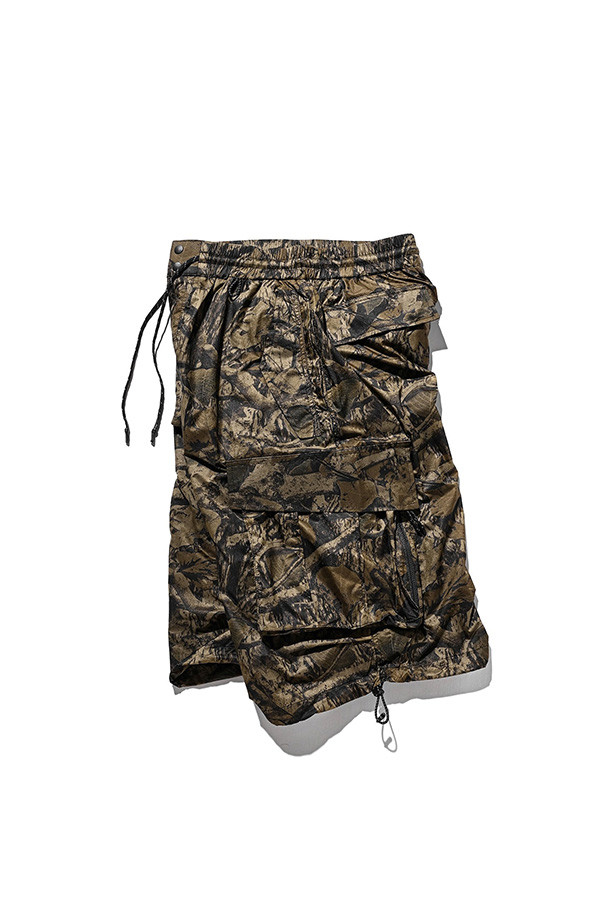 (CLESSTE) 리얼 트리 립스탑 나일론 시티 밀리터리 하프 팬츠 003 - 올리브는 남성용 바지로, 여름철 일상 및 아웃도어 활동에 적합한 밀리터리 스타일의 하프 팬츠입니다. 얇고 가벼운 립스탑 나일론 소재를 사용하여 활동성을 높였으며, 올리브 컬러의 카모 패턴이 특징입니다. 허리 밴딩과 사이즈 조절, 어저스터 조절 기능으로 편안한 착용감을 제공하며, 측면 포켓 2개로 수납성을 더했습니다. 여행룩, 휴가룩, 캠핑룩 등 다양한 TPO에 활용 가능하며, 캐주얼 및 고프코어 스타일을 연출하기 좋습니다.
