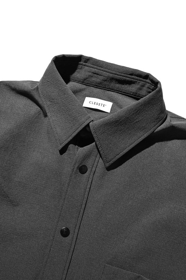 (CLESSTE) 시티 유니폼 L/S 풀오버 셔츠 - 그레이는 남녀 공용으로 착용 가능한 셔츠입니다. 봄, 가을 시즌에 적합하며, 캐주얼 및 베이직 스타일을 연출하기 좋습니다. 헨리넥 디자인에 루즈핏으로 편안한 착용감을 선사하며, 풀오버 스타일과 포켓 디테일이 특징입니다. 비즈니스 캐주얼 또는 출근룩으로 미니멀하고 클래식한 스타일을 완성해보세요. 긴소매의 무지 셔츠로 다양한 코디에 활용하기 좋습니다.
