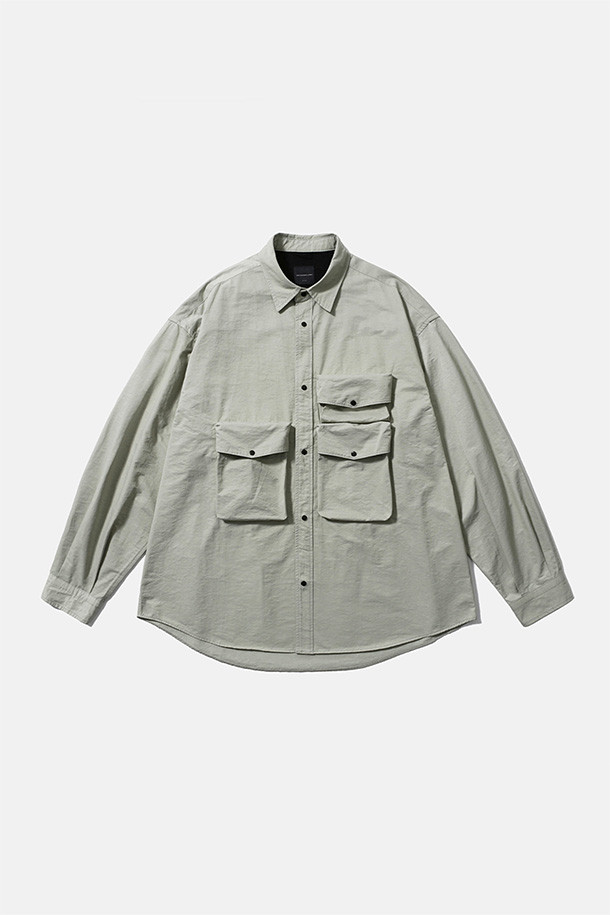 GEAR POCKET 셔츠 - 라이트 토프는 남성용 셔츠로, 봄과 여름에 착용하기 좋습니다. 캐주얼, 미니멀, 시티보이 스타일에 어울리며, 일상, 동네 마실, 여행, 산책 등 다양한 TPO에 활용할 수 있습니다. 라이트 토프 컬러의 오버핏 셔츠로, 레귤러 카라와 긴 소매 기장이 특징입니다. 얇은 두께감의 나일론, 면 혼방 소재에 등판 메쉬 요크, 3개의 입체 포켓, 소매 턱 디테일이 더해져 통기성을 높였습니다. 스냅 여밈 방식의 무지 셔츠로 편안하고 세련된 스타일을 연출해보세요.
