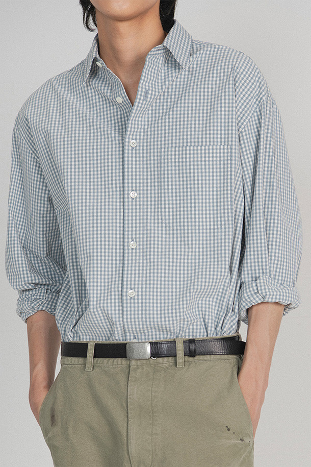 'STEADY SHIRT - BLUE' 셔츠는 클래식과 빈티지 무드를 담아낸, 봄, 여름, 가을 시즌에 적합한 공용 셔츠입니다. 부드러운 촉감의 면 소재에 얇은 두께감으로 편안한 착용감을 선사하며, 루즈핏과 차이나 칼라 디자인이 특징입니다. 섬세한 깅엄 체크 패턴과 자개 단추, 왼쪽 가슴 포켓 디테일이 돋보이며, 타입라이터 워셔 원단, 양면 기모 가공, 바이오워싱 가공으로 완성도를 높였습니다. 데이트룩, 카페룩, 미니멀, 캐주얼 스타일을 즐기는 분들께 추천합니다.
