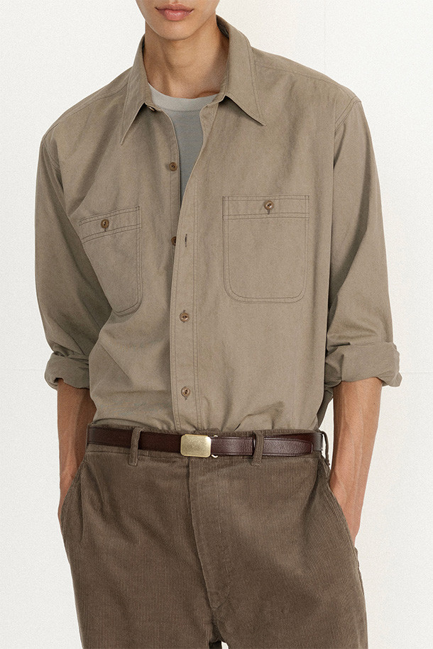 다크 베이지 색상의 WASHED WORK SHIRT (워시드 워크 셔츠)입니다. 면 소재로 제작되어 부드러운 촉감을 자랑하며, 사계절 내내 착용하기 좋습니다. 스탠다드 핏에 레귤러 기장으로, 베이직하면서 빈티지한 스타일을 연출합니다. 가슴 포켓, 캣아이 버튼, 스티치 디테일이 특징이며, 트윌 바이오 워싱, 가먼트 워싱, 후워싱 공법으로 내구성을 높였습니다. 출근룩, 비즈니스 캐주얼, 클래식, 미니멀, 워크웨어 스타일을 즐겨 입는 분들께 추천합니다.
