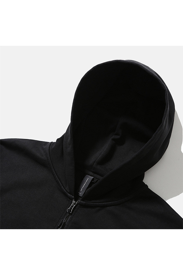 블랙 색상의 BAGGY ZIP 후드 스웨트입니다. 넉넉한 오버핏과 루즈핏으로 편안한 착용감을 선사하며, 가을과 겨울에 따뜻하게 입을 수 있습니다. 부드러운 면과 폴리에스테르 혼방 소재로 제작되었으며, 두꺼운 두께감으로 보온성을 높였습니다. 2웨이 지퍼, 사이드 패치 포켓, 손목 립 처리, 가먼트 워싱 디테일이 돋보입니다. 캠핑룩, 집콕룩, 캐주얼, 미니멀, 클래식 스타일을 연출하기 좋습니다.
