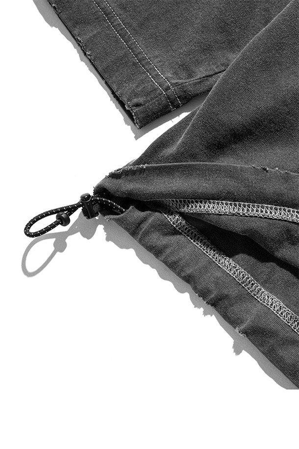 (CLESSTE) 피그먼트 다잉 L/S 티셔츠 위드 드로우스트링 - 페이드 블랙은 빈티지하면서도 모던한 스타일을 연출하는 공용 티셔츠입니다. 면 소재로 제작되어 부드러운 촉감을 선사하며, 봄, 가을에 착용하기 좋습니다. 와이드 핏과 라운드넥 디자인으로 편안한 착용감을 제공하며, 밑단 드로우스트링과 스토퍼 디테일이 특징입니다. 피그먼트 다잉 가공으로 은은한 색감과 자연스러운 워싱을 더했습니다. 산책룩, 집콕룩 등 캐주얼, 미니멀, 시티보이 스타일을 즐기는 분들께 추천합니다.
