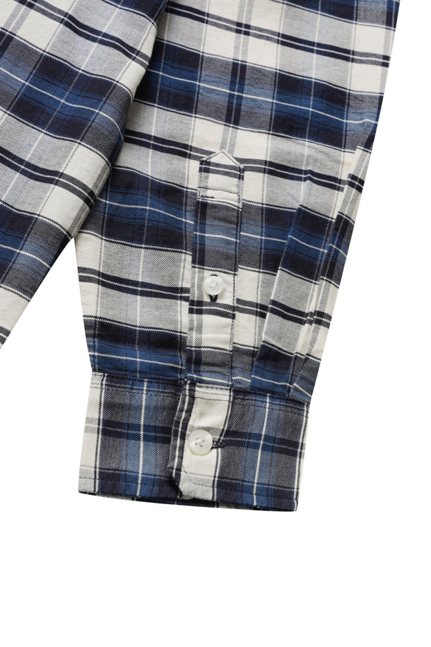 L/S TARBELL SHIRT - DARK NAVY / WHITE는 남성용 셔츠로, 다크 네이비와 화이트 컬러의 체크 패턴이 돋보이는 캐주얼 셔츠입니다. 옥스퍼드 코튼 소재를 사용하여 가을, 겨울에 적합하며, 루즈핏과 긴 소매 기장으로 편안한 착용감을 제공합니다. 앞면 버튼, 가슴 포켓, 지퍼 포켓 디테일과 직조된 스퀘어 라벨이 특징입니다.
