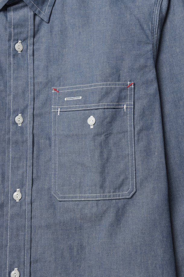 **CHAMBRAY SHIRT - INDIGO (샴브레이 셔츠 - 인디고)**

캐주얼한 스타일을 연출하기 좋은 샴브레이 셔츠입니다. 얇은 두께감으로 봄, 여름, 가을, 세 계절에 걸쳐 활용할 수 있습니다. 인디고 컬러의 무지 디자인으로 다양한 하의와 매치하기 용이합니다. 레귤러핏에 차이나칼라, 긴 소매 기장으로 제작되었으며, 비대칭 포켓 디자인과 하트 모양 종이 라벨이 특징입니다. 셀비치 샴브레이 원단으로 제작되어 고급스러운 착용감을 선사합니다.
