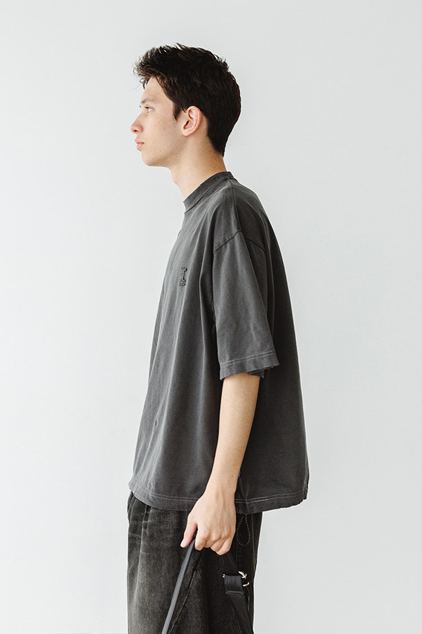 (CLESSTE) 피그먼트 다잉 S/S 티셔츠 - 페이드 블랙은 빈티지하면서도 모던한 스타일을 추구하는 남성 고객을 위한 반소매 티셔츠입니다. 면 소재로 제작되어 부드러운 촉감을 선사하며, 피그먼트 다잉 가공으로 자연스러운 페이드 블랙 컬러를 연출합니다. 밑단 드로우스트링과 스토퍼 디테일은 와이드핏의 실루엣을 조절하여 캐주얼, 미니멀, 스트리트 스타일 등 다양한 룩을 소화할 수 있게 합니다. 여행룩이나 캠핑룩과 같은 TPO에도 적합하며, 봄, 여름 시즌에 활용하기 좋습니다. 라운드넥 디자인으로 편안하게 착용할 수 있습니다.
