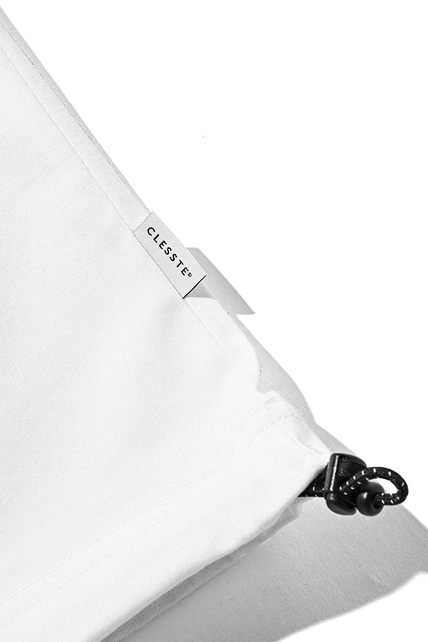 "LOGO PRINT MASSIVE T-SHIRT WITH DRAWSTRINGS A - WHITE"는 남녀 모두 착용 가능한 오버핏 티셔츠입니다. 봄, 여름 시즌에 어울리는 5부 소매 기장의 라운드넥 디자인으로, 캐주얼 및 스트릿 스타일을 연출하기 좋습니다. 밑단 양쪽에 CLESSTE 시그니처 수축 팁 어저스터가 부착되어 사이즈 조절이 가능하며, 화이트 컬러에 로고 패턴으로 포인트를 더했습니다.
