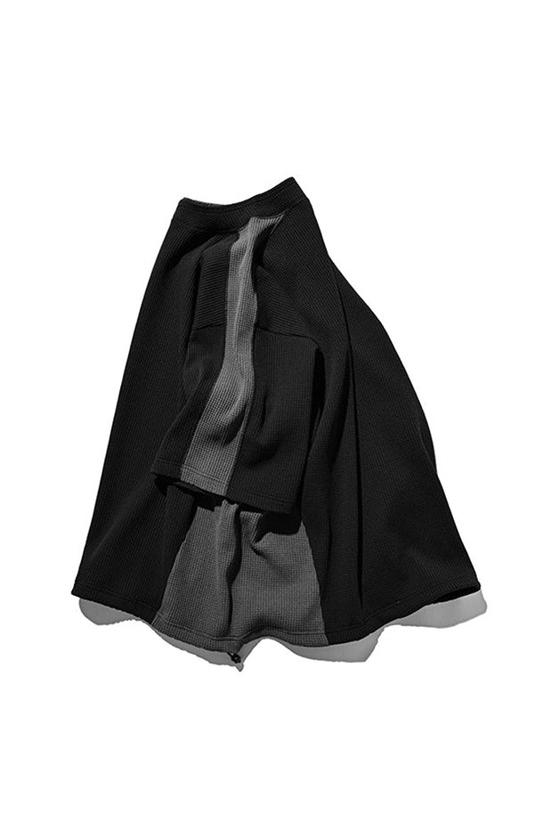 (CLESSTE) 시티 S/S 라이트 써멀 풀오버 - 블랙 X 그레이는 가볍고 편안한 착용감을 선사하는 공용 반소매 티셔츠입니다. 블랙과 그레이 컬러 배색으로 어떤 스타일에도 잘 어울리며, 일상 및 아웃도어 활동 모두에 적합합니다. 신축성이 뛰어나 활동성을 보장하며, 구김 방지 기능으로 관리가 용이합니다. 라운드넥 디자인에 레귤러핏으로 제작되었으며, 드로우스트링 밑단으로 핏 조절이 가능합니다. 폴리에스터 소재로 제작되어 부드러운 촉감을 느낄 수 있으며, 사계절 내내 활용하기 좋습니다.
