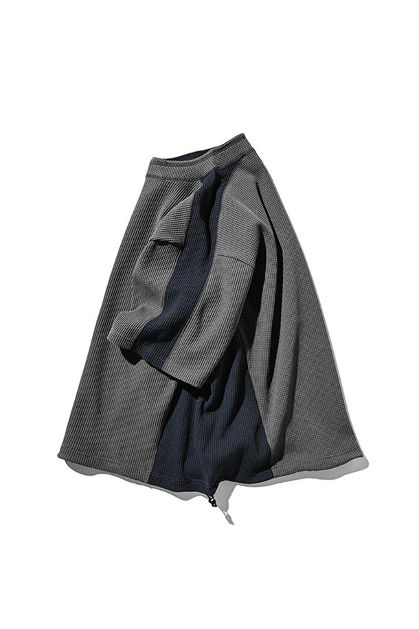 (CLESSTE) 시티 S/S 라이트 써멀 풀오버 - 그레이 & 네이비는 남성용 반소매 상의입니다. 부드러운 촉감의 폴리에스터 소재로 제작되었으며, 봄, 여름 시즌에 적합합니다. 레귤러핏 라운드넥 디자인에, 얇은 두께로 편안한 착용감을 제공합니다. 밑단 드로우스트링으로 핏 조절이 가능하며, 구김이 잘 가지 않는 실용적인 제품입니다. 일상 및 아웃도어 활동, 특히 산책룩이나 캠핑룩에 캐주얼, 스포티, 미니멀 스타일로 활용하기 좋습니다.
