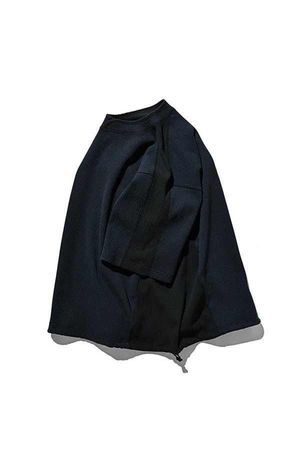 (CLESSTE) 시티 S/S 라이트 써멀 풀오버 - 네이비 X 블랙은 캐주얼, 스포티, 미니멀 스타일을 모두 아우르는 남성용 반소매 상의입니다. 봄, 여름 시즌에 적합하며, 가볍고 부드러운 폴리에스테르 소재로 제작되어 편안한 착용감을 선사합니다. 라운드넥 디자인에 레귤러핏으로 제작되었으며, 드로우스트링 밑단 처리로 활동성을 더했습니다. 무지 패턴의 네이비와 블랙 컬러 조합은 어떤 스타일에도 쉽게 매치할 수 있으며, 높은 복원력과 구김이 잘 가지 않는 실용성을 갖춘 제품입니다.
